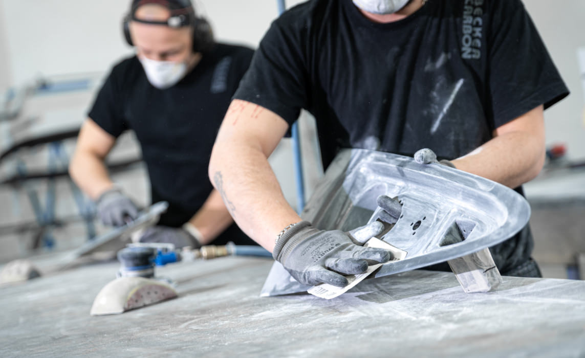Ein Becker Carbon Mitarbeiter beim professionellen Finish eines Werkstückes