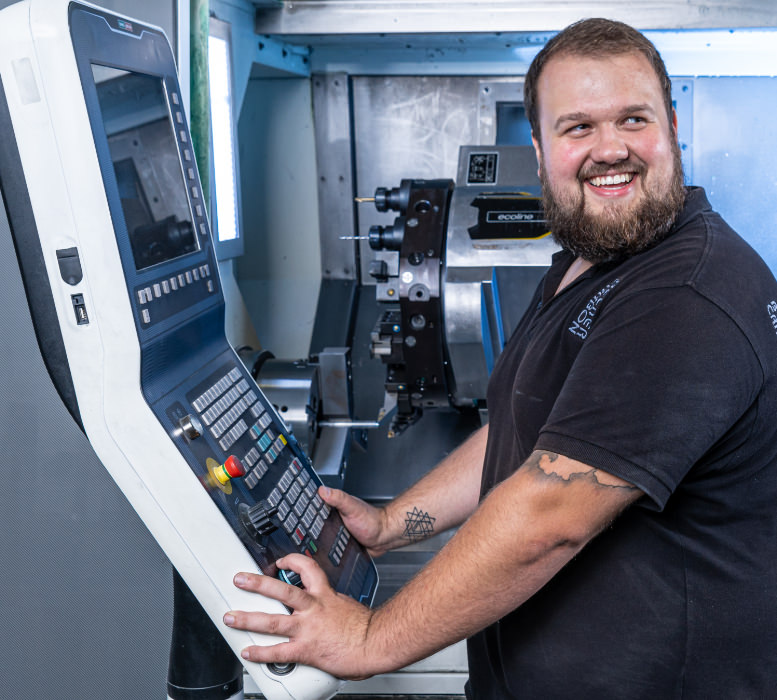 becker-carbon-mitarbeiter-cnc-fraese.jpg Ein Becker Carbon Mitarbeiter bedient eine CNC Fräse