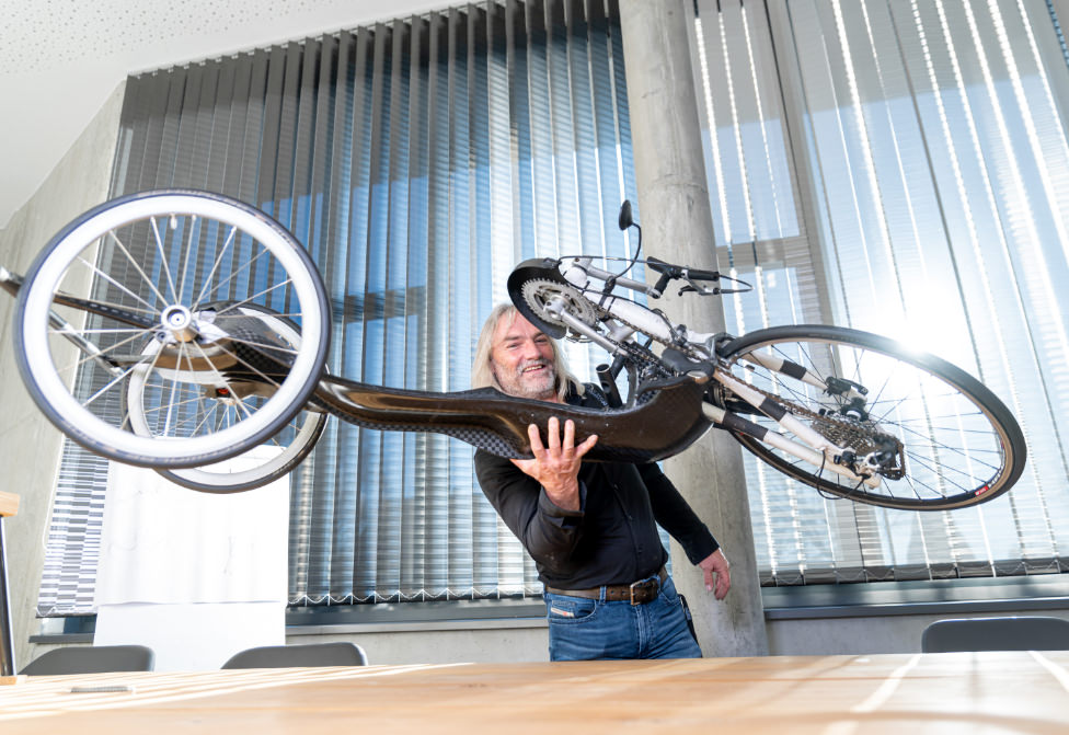 Christian Becker demonstriert ein Handbike-Modell mit 2,5 kg Gewicht
