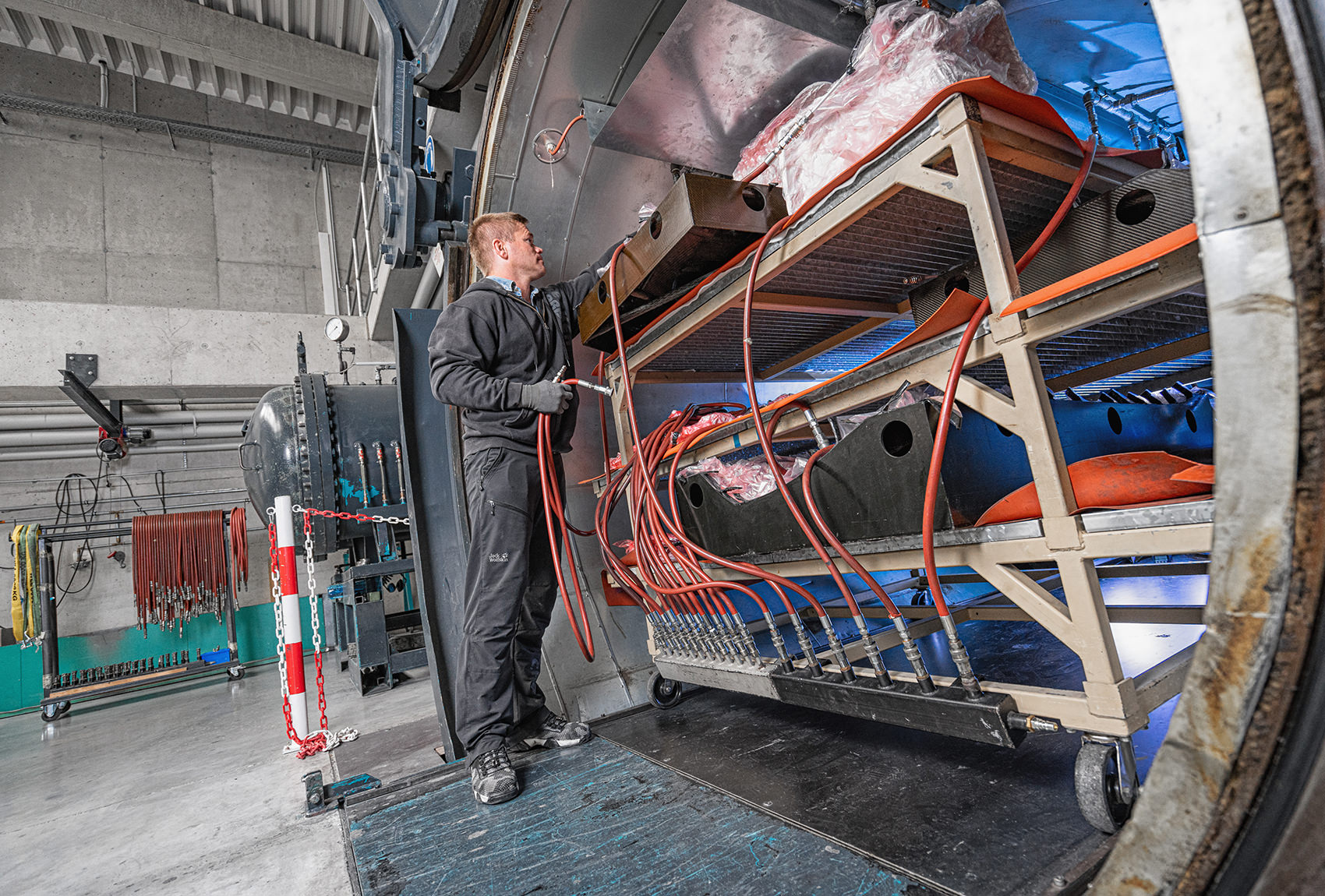 Becker Carbon Mitarbeiter bei der Befüllung eines Autoklaven