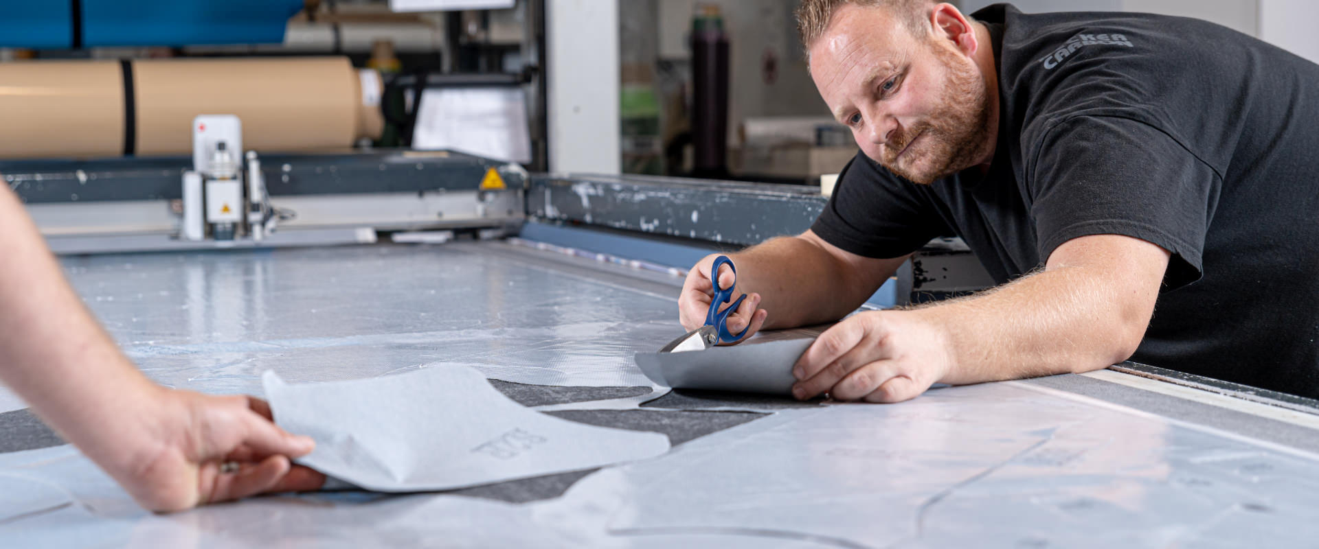 Mitarbeiter von Becker Carbon beim Entgräten von Cutter-Zuschnitten
