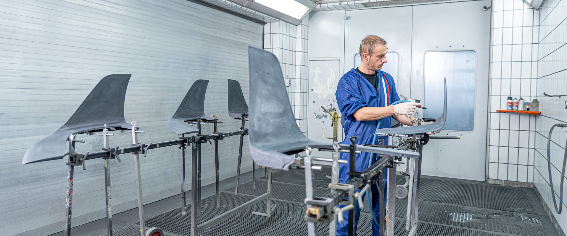 Ein Mitarbeiter von Becker Carbon in der Lack Manufaktur
