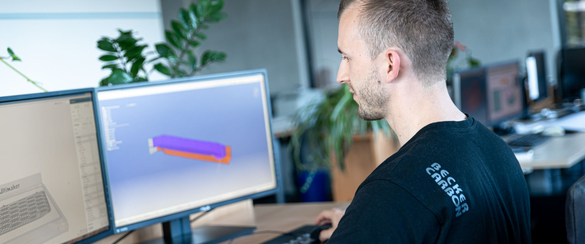 Becker Carbon Mitarbeiter bei der digitalen Konstruktion eines Faserverbundbauteils