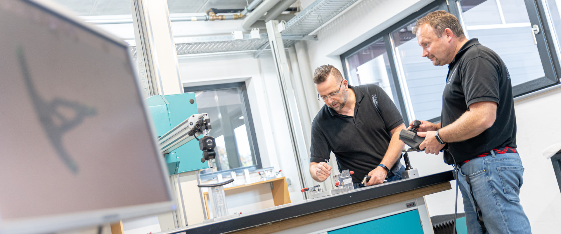 Mitarbeiter von Becker Carbon bei der Inline-Qualitätskontrolle