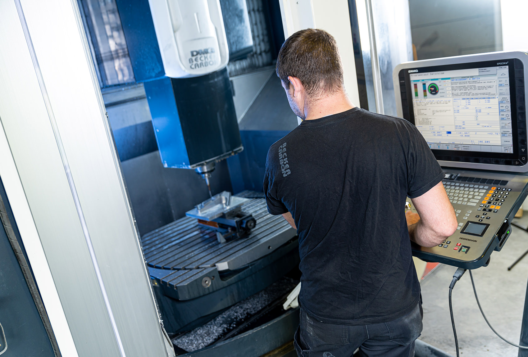 Becker Carbon Mitarbeiter bedient CNC-Fräse