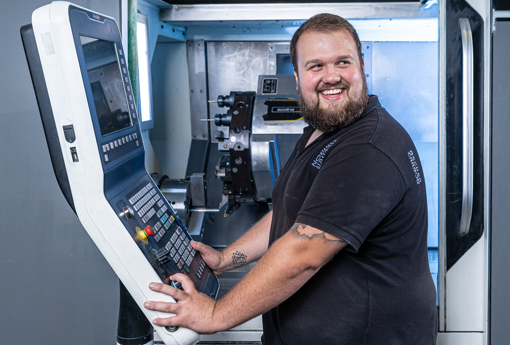 Becker Carbon Mitarbeiter bedient eine CNC-Fräse