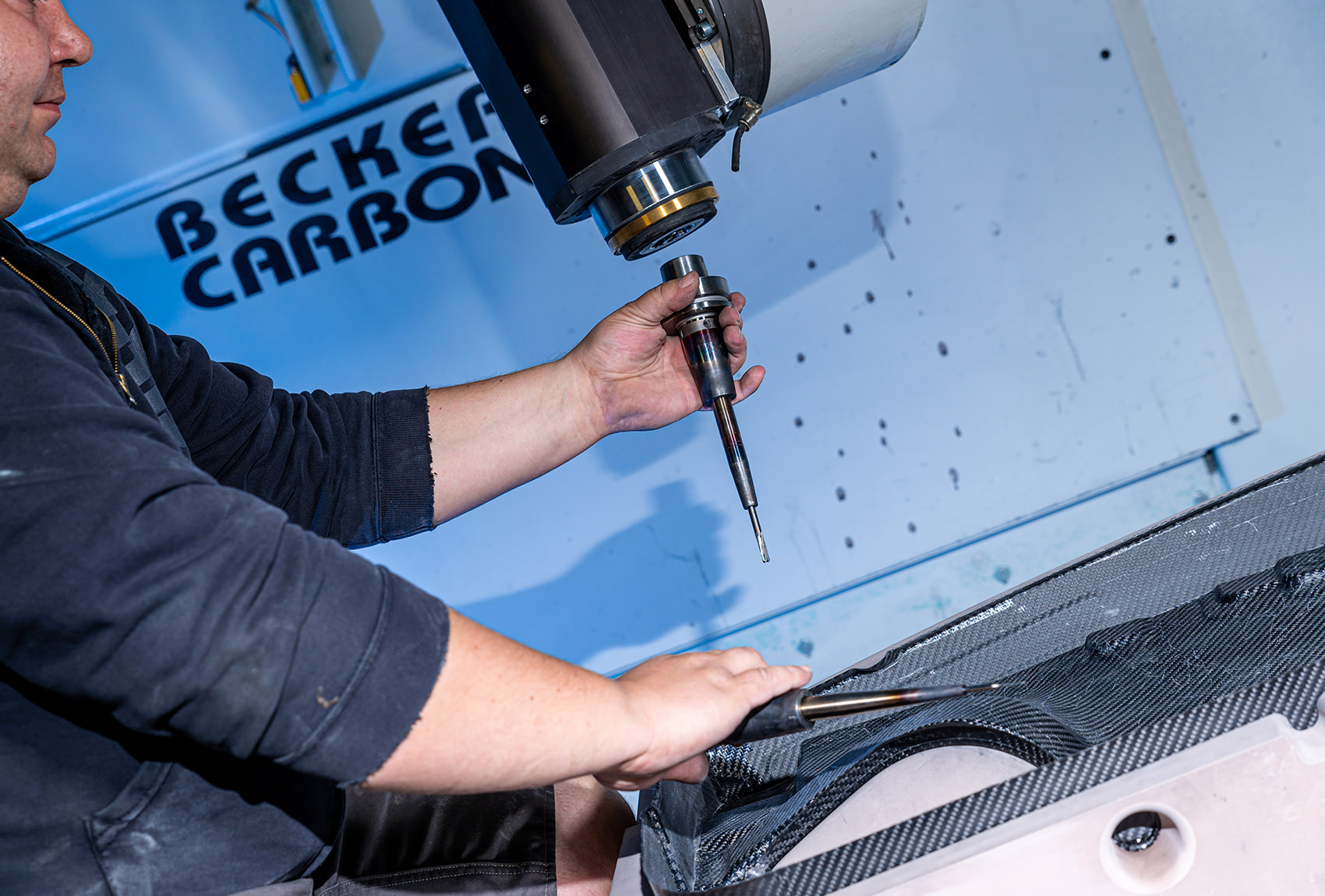 Becker Carbon Mitarbeiter bei der Vorbereitung einer CNC-Fräse