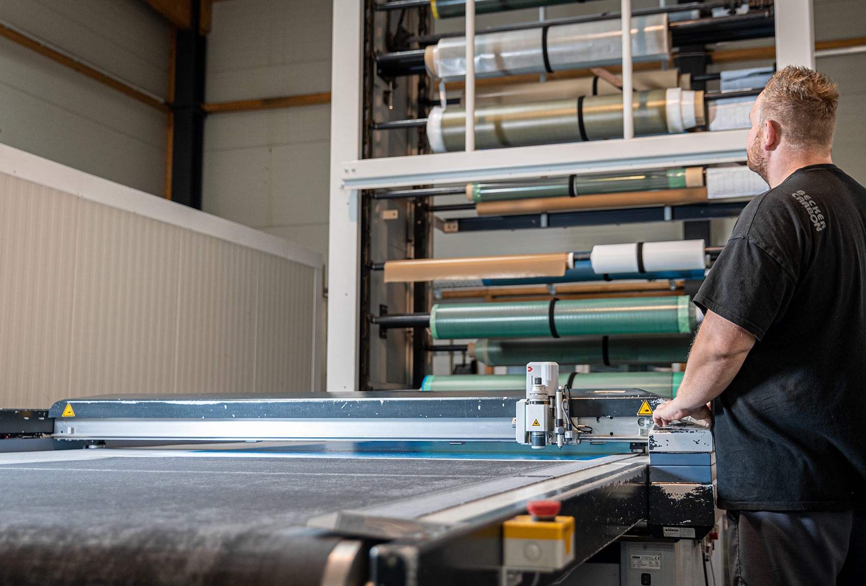Becker Carbon Mitarbeiter am Cutter