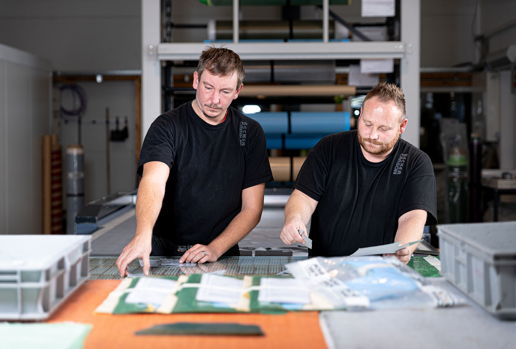 Zwei Becker Carbon Mitarbeiter beim Verpacken von Zuschnitten