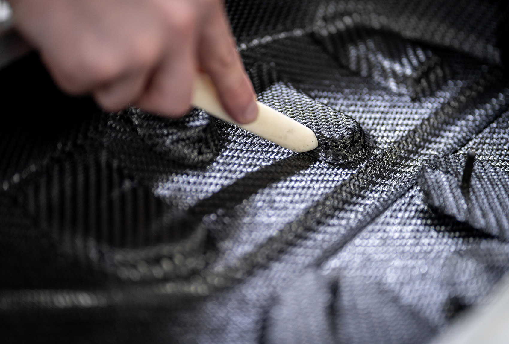 Detailaufnahme Hand eines Becker Carbon Mitarbeiters bei der Prepregbearbeitung