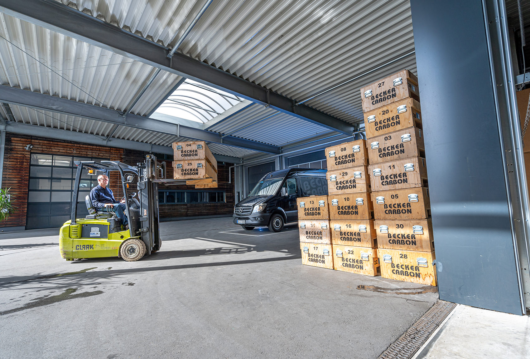 Gabelstapler in Aktion in einer Lagerhalle von Becker Carbon