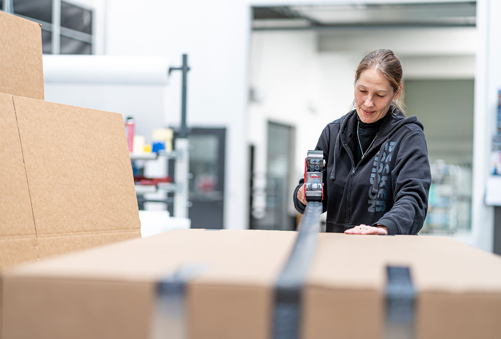 Eine Becker Carbon Mitarbeiterin beim Verpackungsprozess