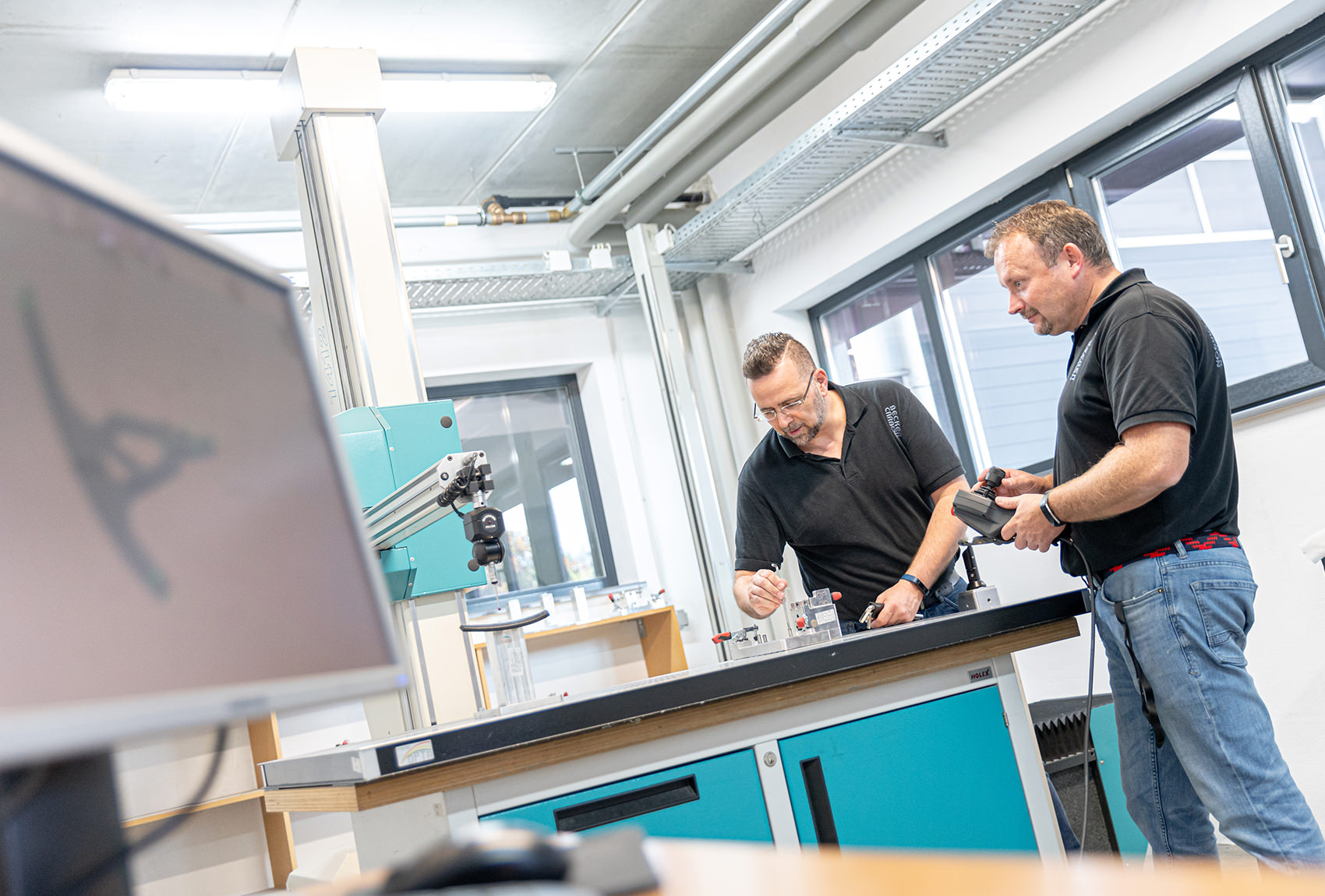 Becker Carbon Mitarbeiter bei der Qualitätskontrolle von Werkstücken