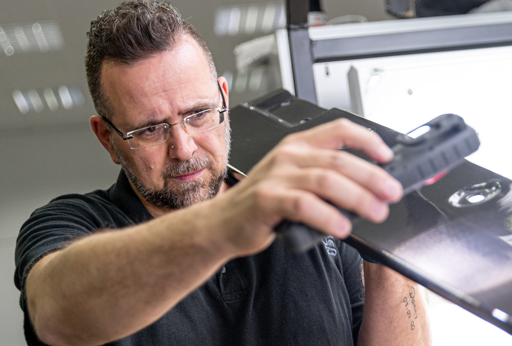 Becker Carbon Mitarbeiter bei hochpräziser 3D-Profilvermessung 